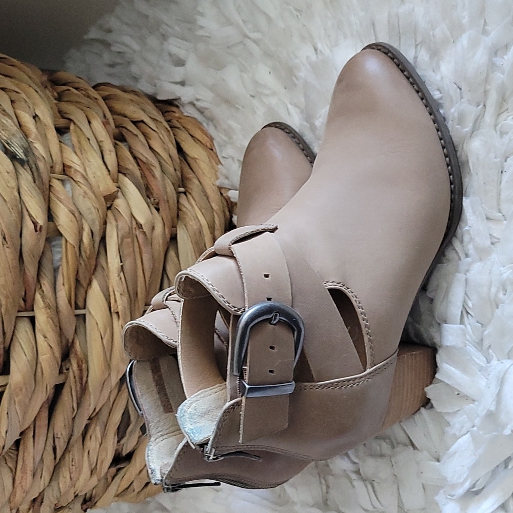 Vionic beige booties